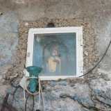 Ci avviciniamo, notando sull�entrata un�edicola dedicata a San Nicola, la cui statuetta � protetta da un vetro impolverato